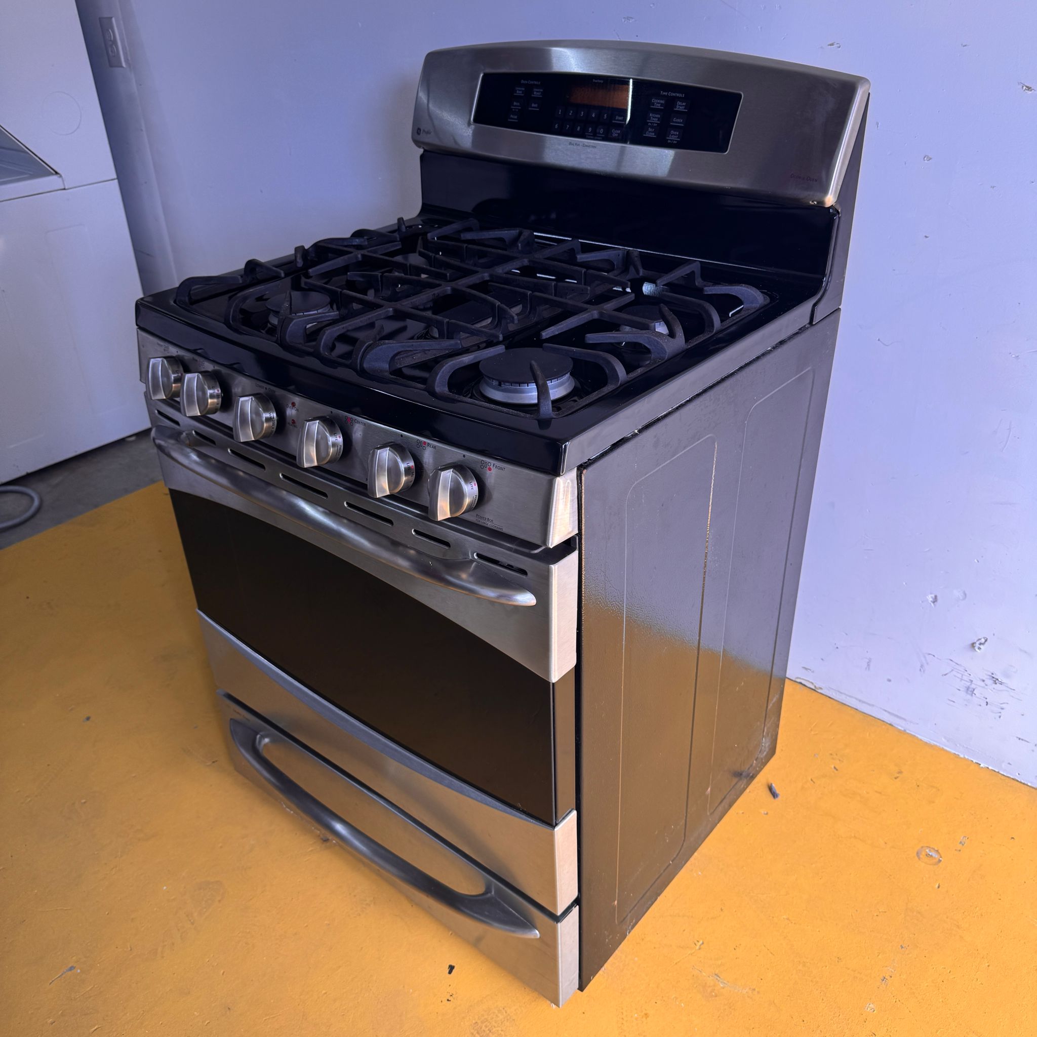 GE Profile Dual-Fuel Propane Gas Range Electric Oven GE Profile Dual-Fuel Propane Gas Range Electric Oven